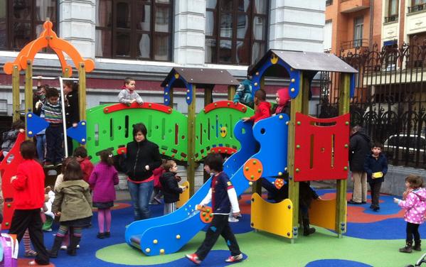 jugar en los parques infantiles